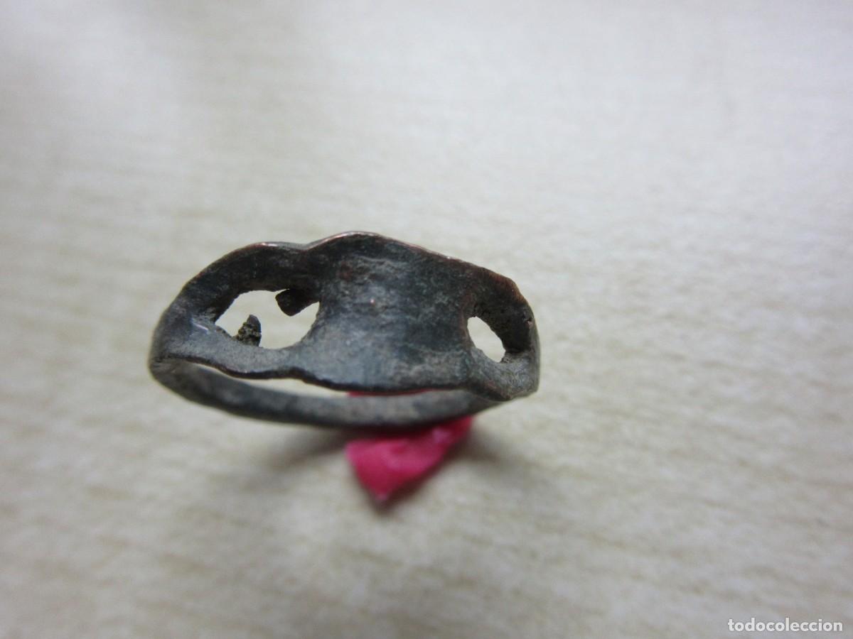 Joaillerie: Anillo de bronce Posible de &eacute;poca romana Di&aacute;metro 1,6 cm Anulado en &eacute;poca