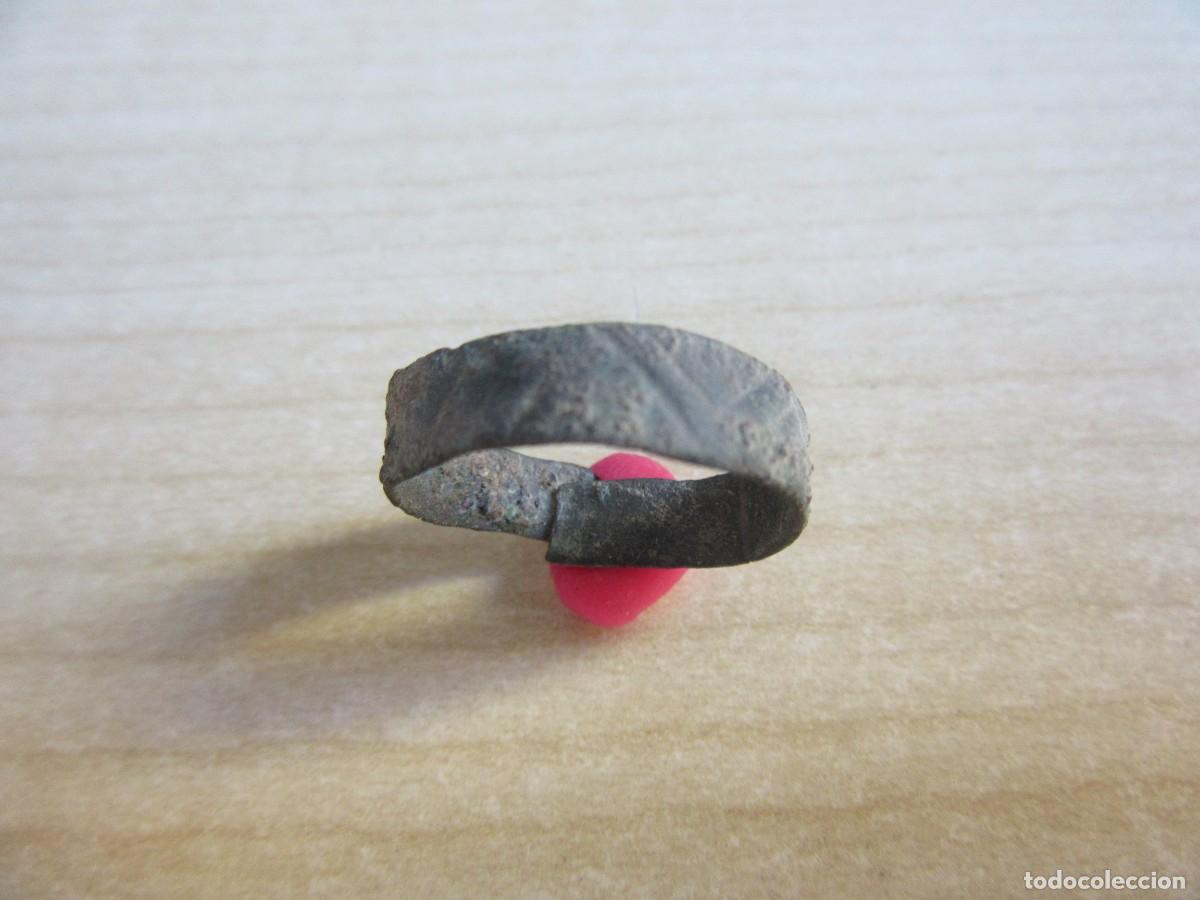 Gioielleria: Anillo de bronce Posible visigodo con decoraci&oacute;n geom&eacute;trica Di&aacute;metro interior 1,7cm ajustable