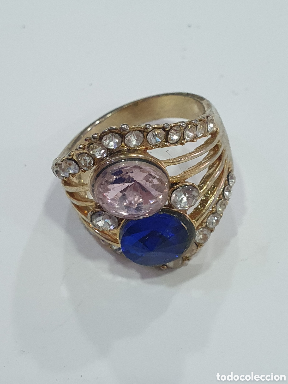 Jewelry: Anillo dorado y piedras. (L65)