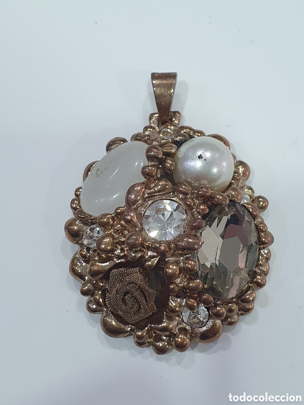 Gioielleria: Colgante dorado con piedras. (L65)