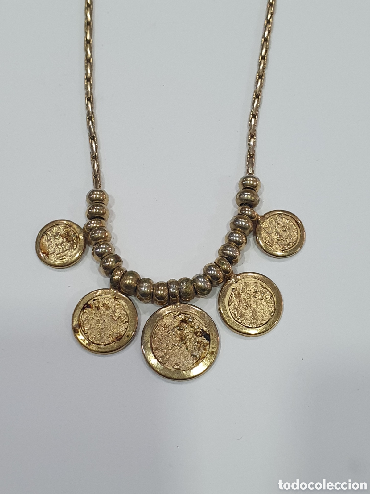 Gioielleria: Cadena dorada con colgantes. (L65)