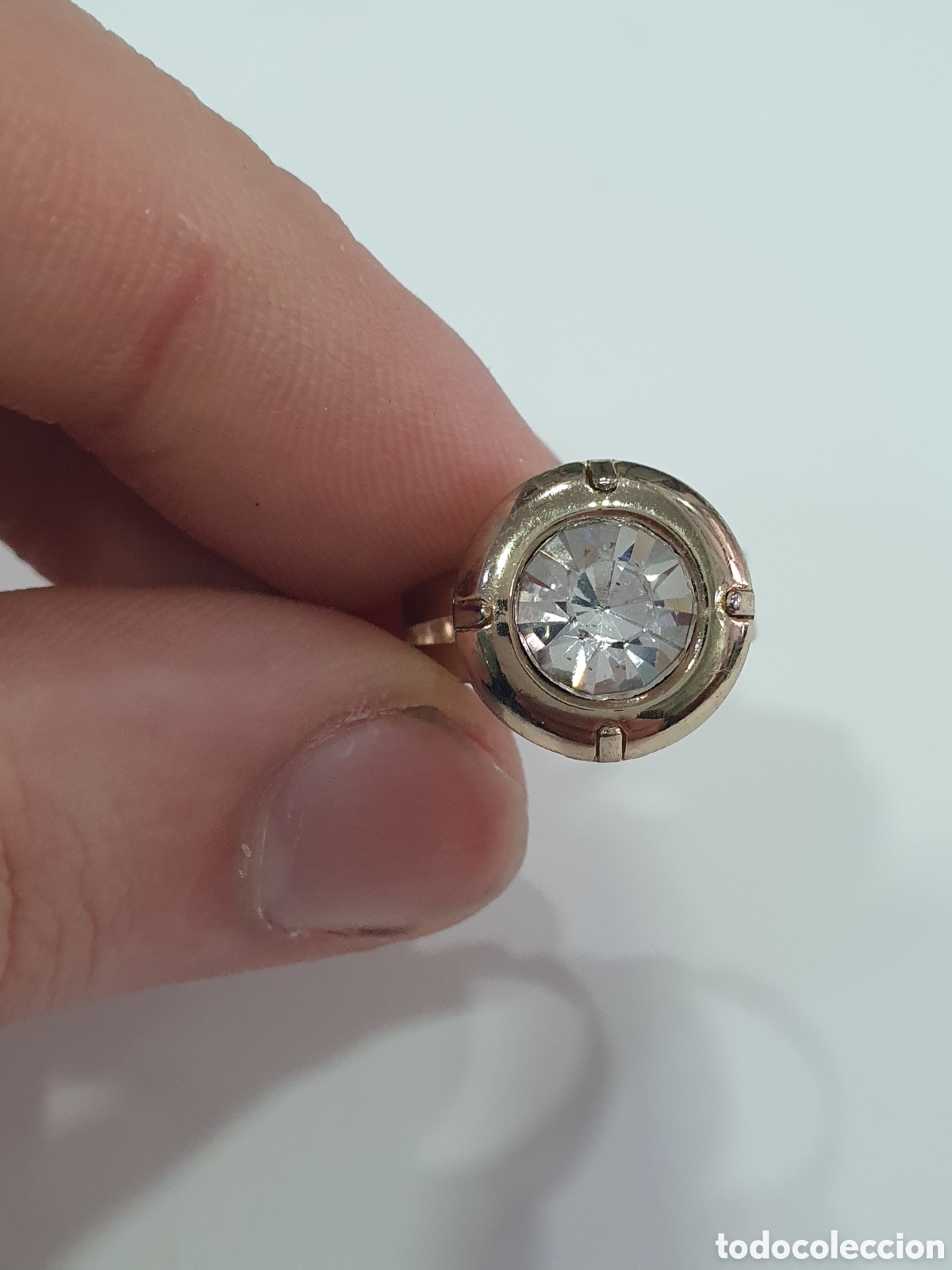 Joyeria: Anillo dorado con piedra. (L65)