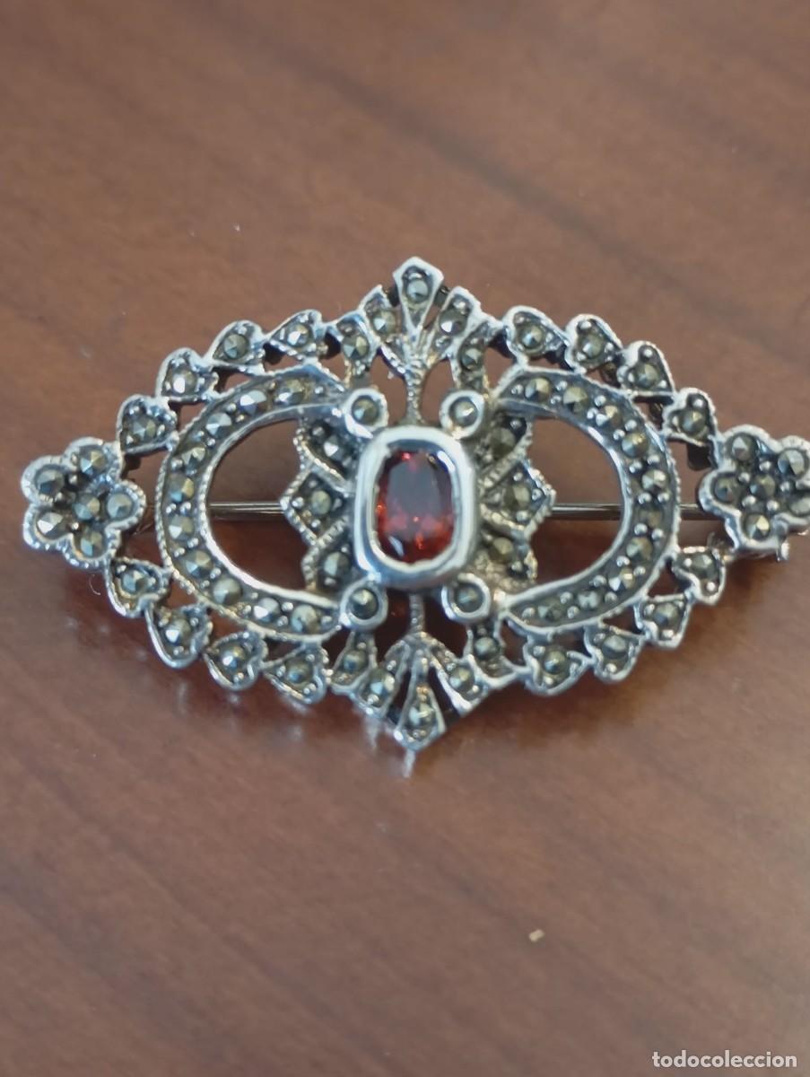 Gioielleria: Broche de plata 925 con piedra granate y piritas (sin piezas faltantes)