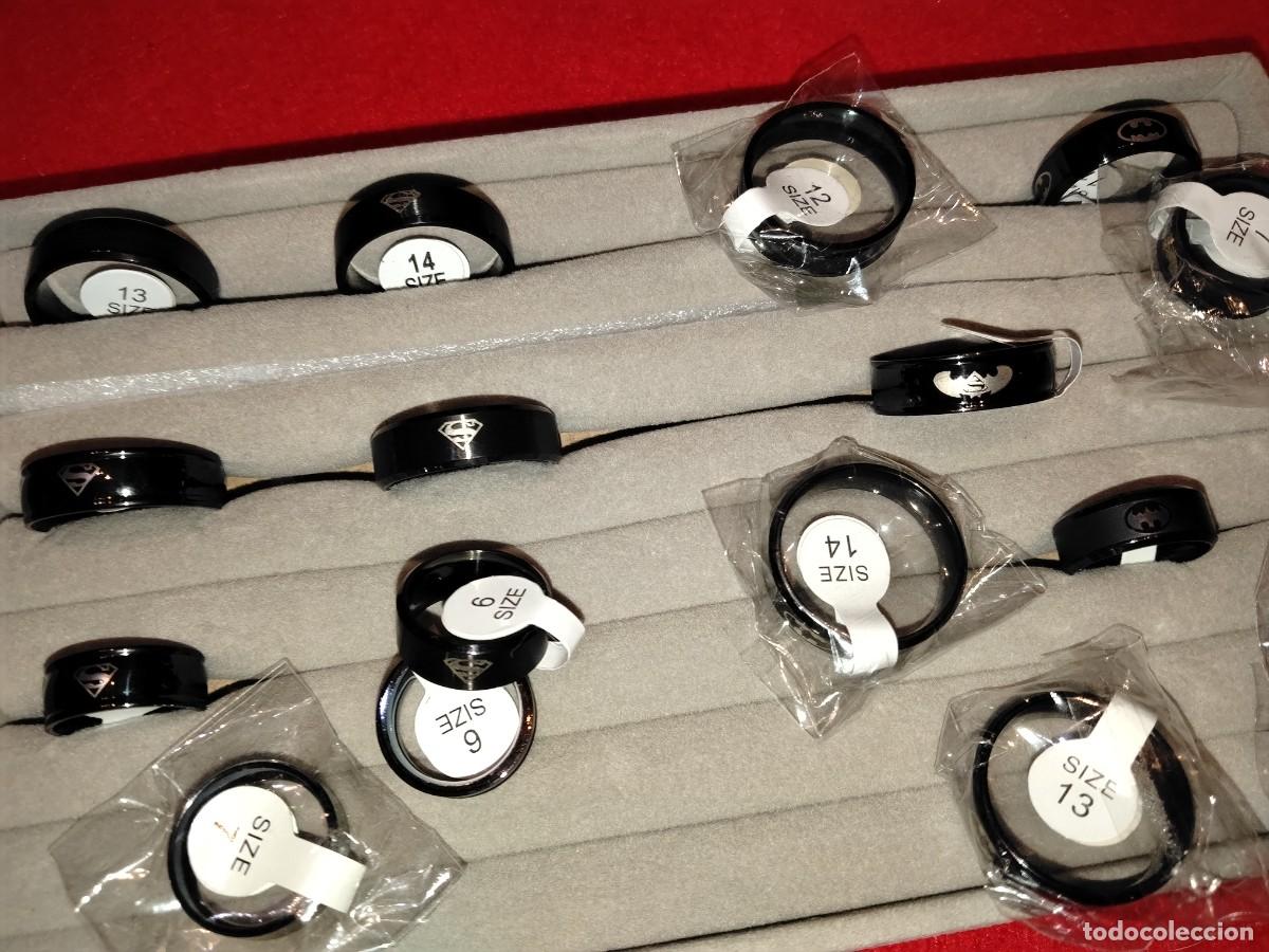 Gioielleria: PANEL CON 8 ANILLOS BATMAN Y 8 DE SUPERMAN EN TITANEO,DIFERENTES MEDIDAS.