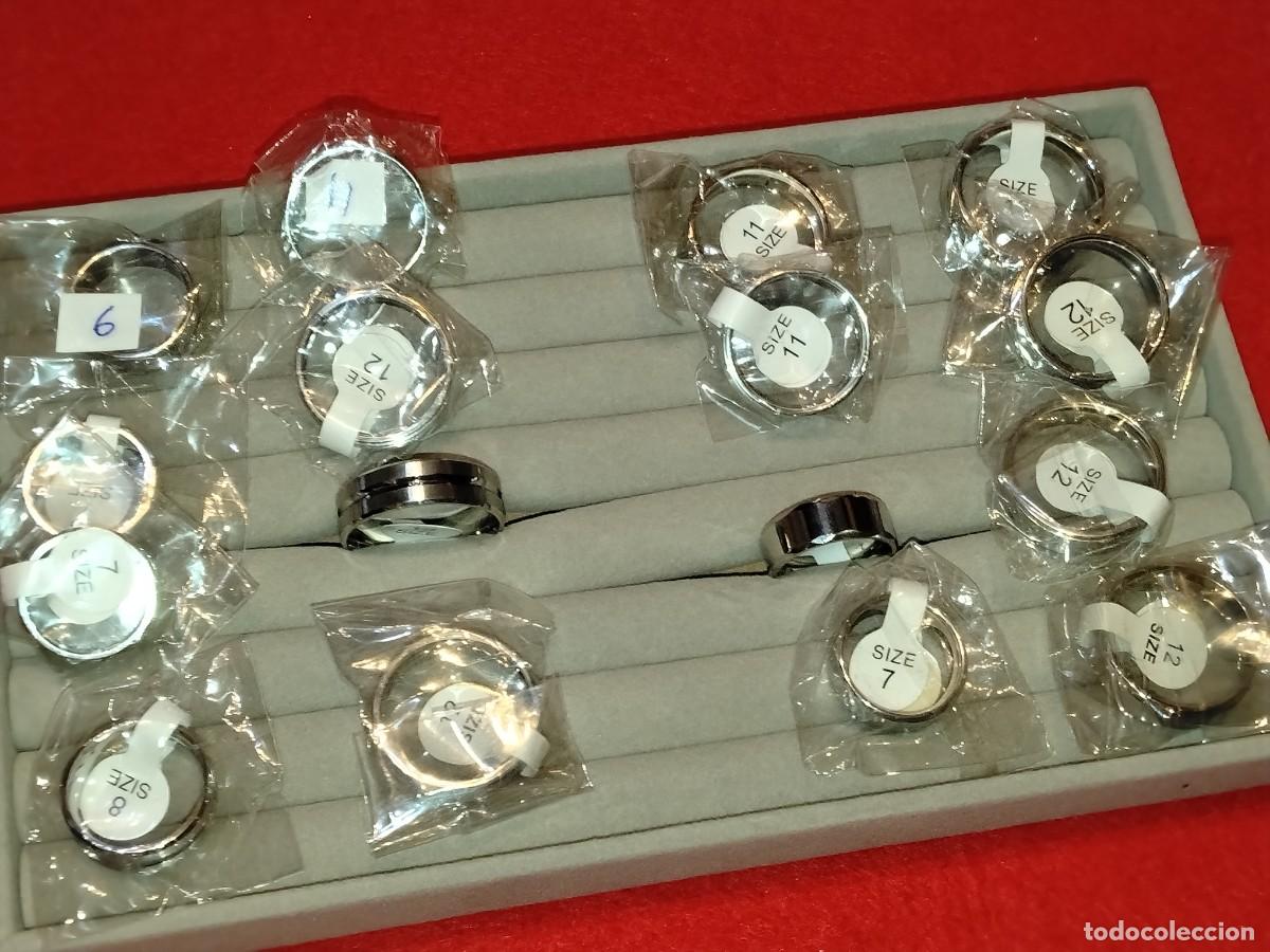 Joyeria: PANEL CON 8 ANILLOS LISO Y 8 DISE&Ntilde;O CLAS&Iacute;COTALLADO,EN ACERO INOX,DIFERENTES MEDIDAS.