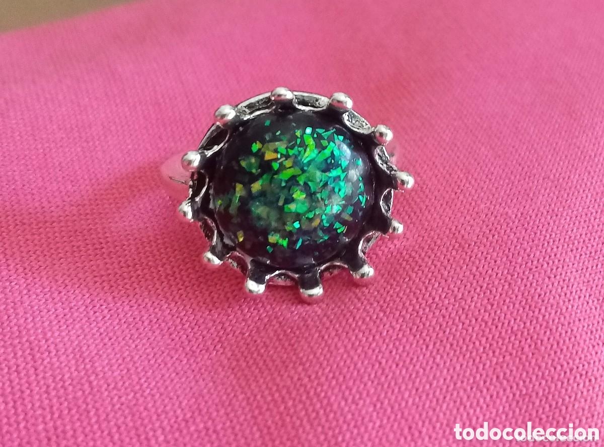 Joyeria: Original anillo color plata vieja con &oacute;palo de fuego verde esmeralda circular. 16,5mm di&aacute;m x 1,6cm d