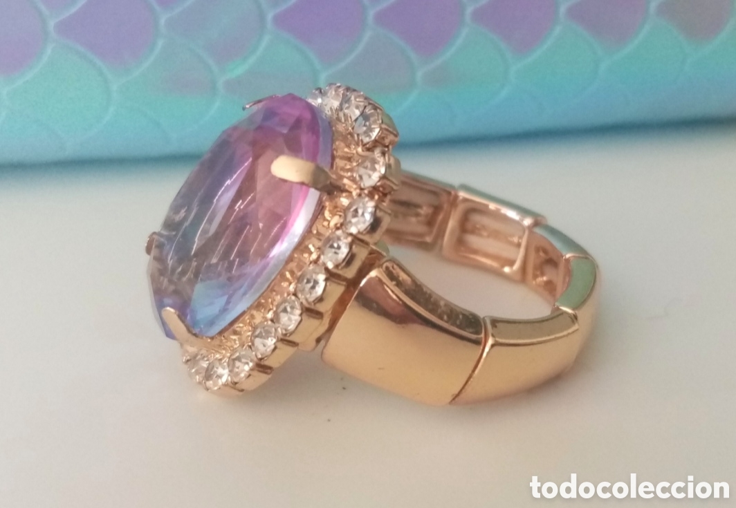 Jewelry: Original anillo dorado con piedra central facetada lila, malva transparente e incrustaciones brillan