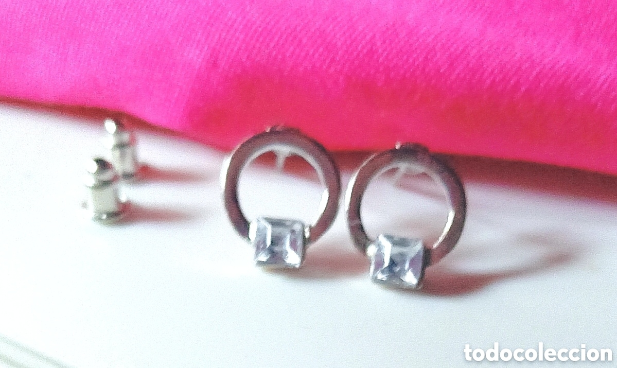 Joyeria: Originales pendientes de bot&oacute;n color plateado aro con incrustaci&oacute;n brillante azul claro 1cm di&aacute;m. Mu