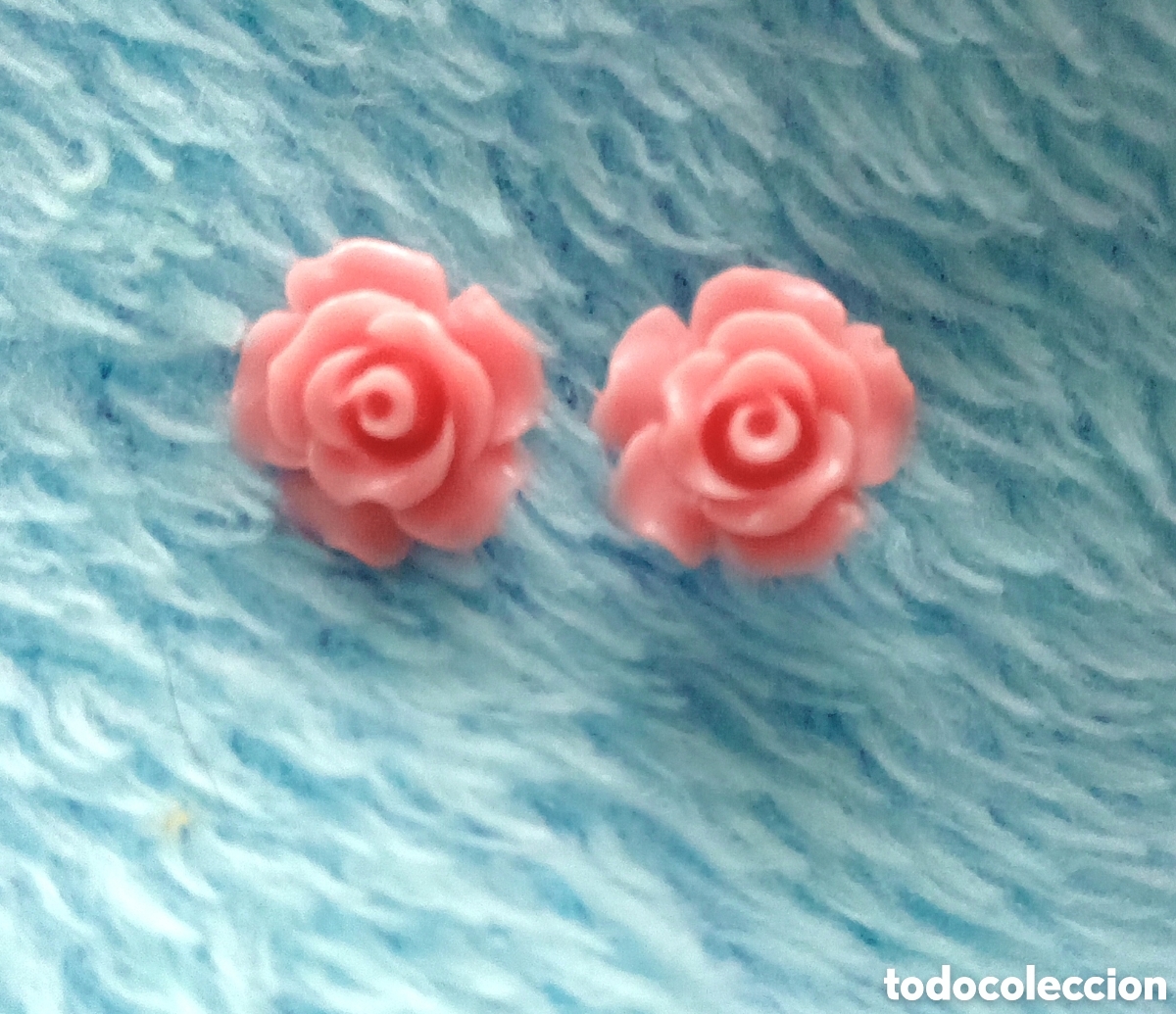 Joyeria: Originales pendientes de bot&oacute;n color plateado aro con incrustaci&oacute;n brillante azul claro 1cm di&aacute;m. Mu