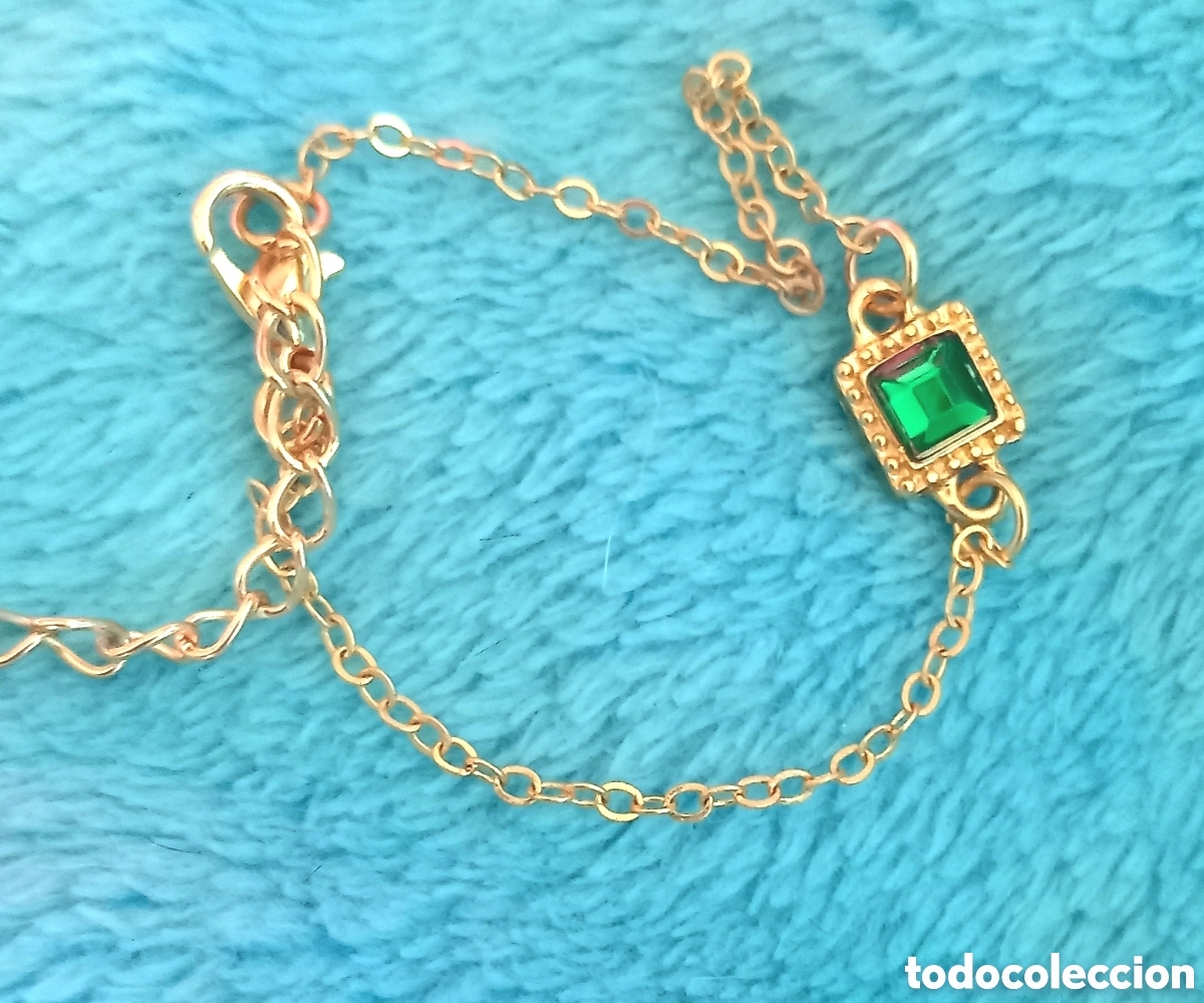 Joyeria: Original pulsera dorada con incrustaci&oacute;n central cuadrado verde. Muy bonita
