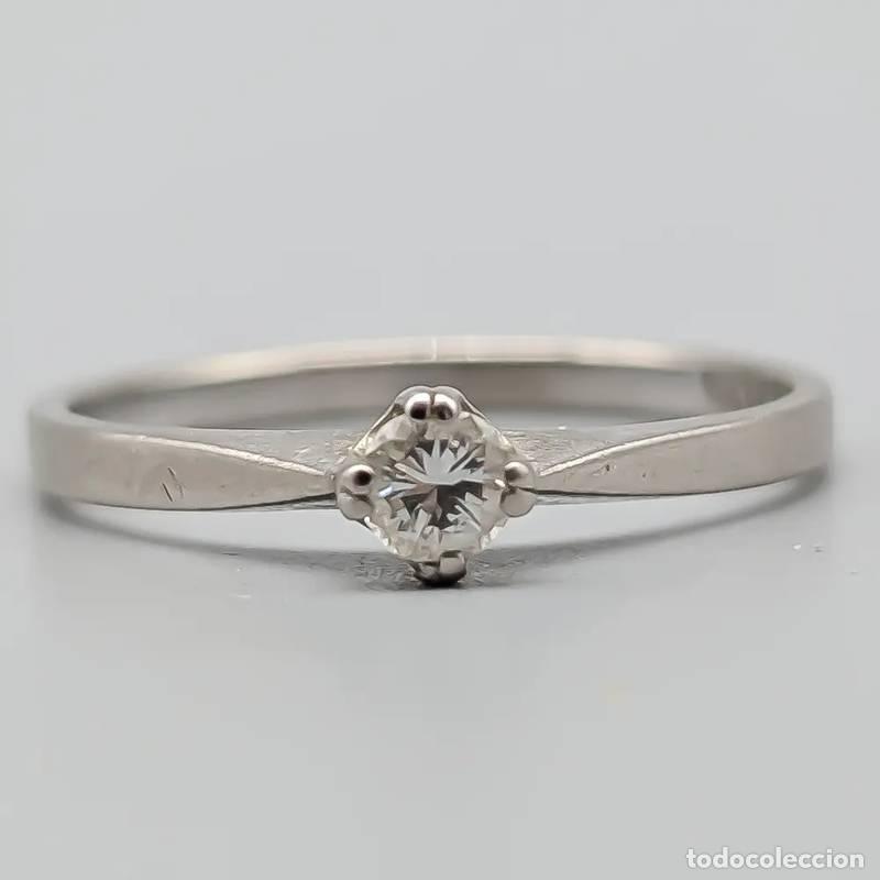 Joalharia: Anel Halo em Ouro 18 quilates com Diamantes e Pedra Azul Clara, 3,29 gramas, 17,5mm