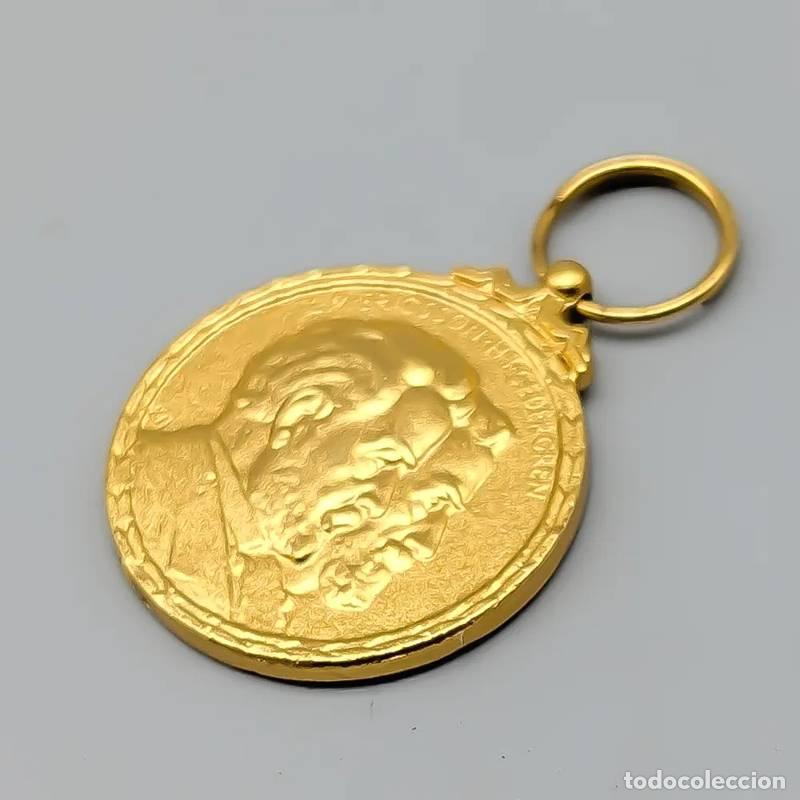 Joyeria: Pingente em ouro 18 quilates com pedra verde, 1,01 gramas, 15mm