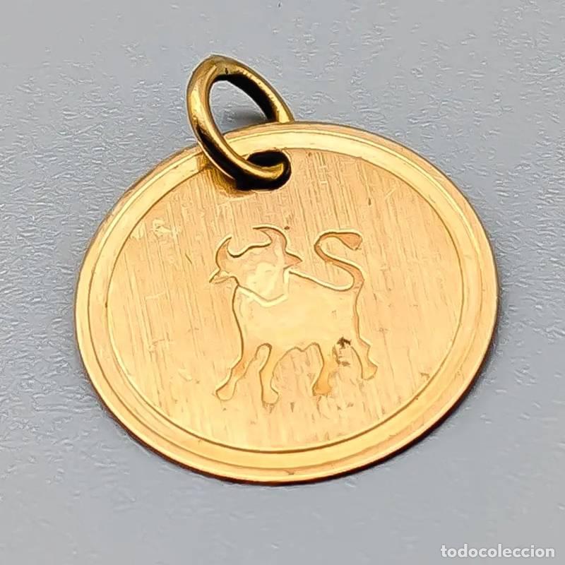 Gioielleria: Pingente em forma de sapato dourado com pedra azul em ouro 18 quilates, 0,93 gramas, 22mm