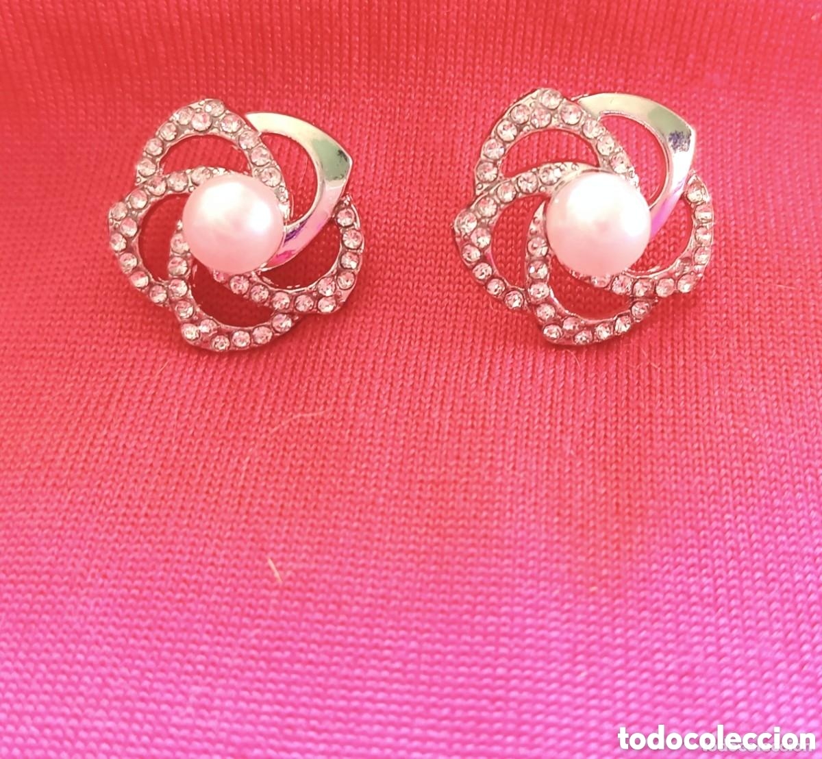 Joyeria: Originales pendientes de bot&oacute;n geom&eacute;tricos flor plateados con tachuelas brillantes y perla sint&eacute;tica