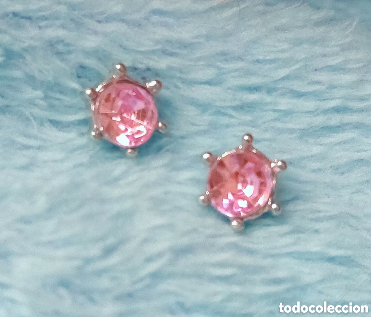Joyeria: Originales pendientes de bot&oacute;n plateados rosa trasl&uacute;cido con corona 8mm di&aacute;m. Muy bonitos