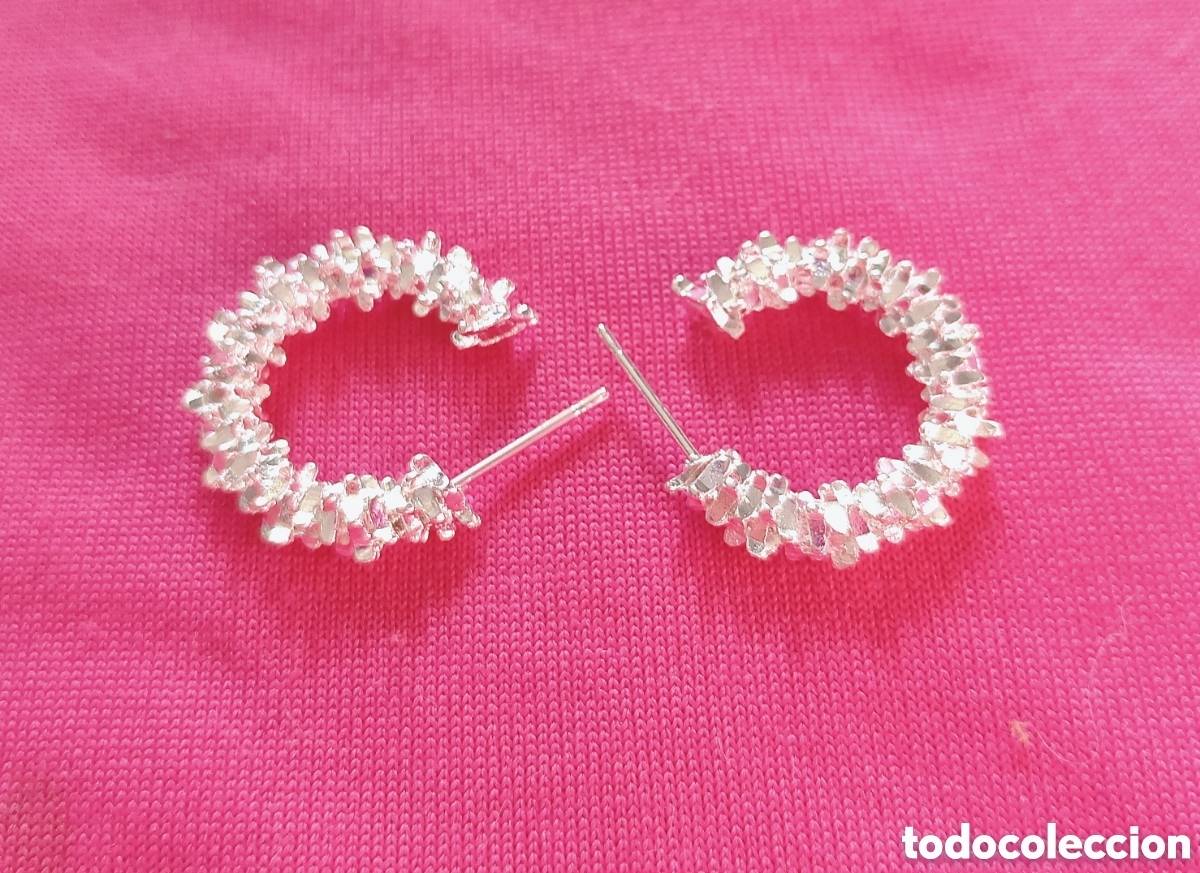 Joyeria: Originales pendientes de aro, aretes plateados con tachuelas brillantes 2cm di&aacute;m. Muy bonitos