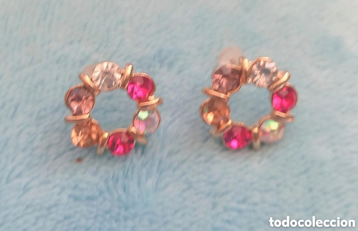 Joyeria: Originales pendientes de bot&oacute;n dorados de colores con incrustaciones brillantes 2cm di&aacute;m. Muy bonito