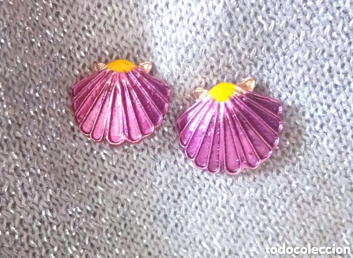 Gioielleria: Originales pendientes de bot&oacute;n concha marina rosa fucsia oscuro color met&aacute;lico. De aleaci&oacute;n 1,4cmX1,