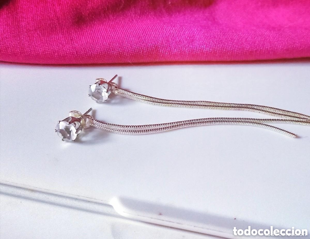 Joyeria: Originales pendientes largos color plata con borla con incrustaci&oacute;n brillante. Muy bonitos