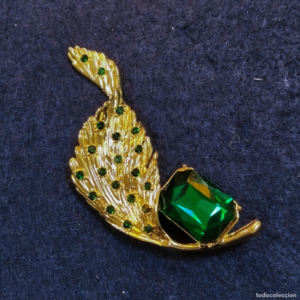 Joyeria: BROCHE DE ALPACA DORADA CON PIEDRAS VERDES. MED 9,5. X 4,5 CMS