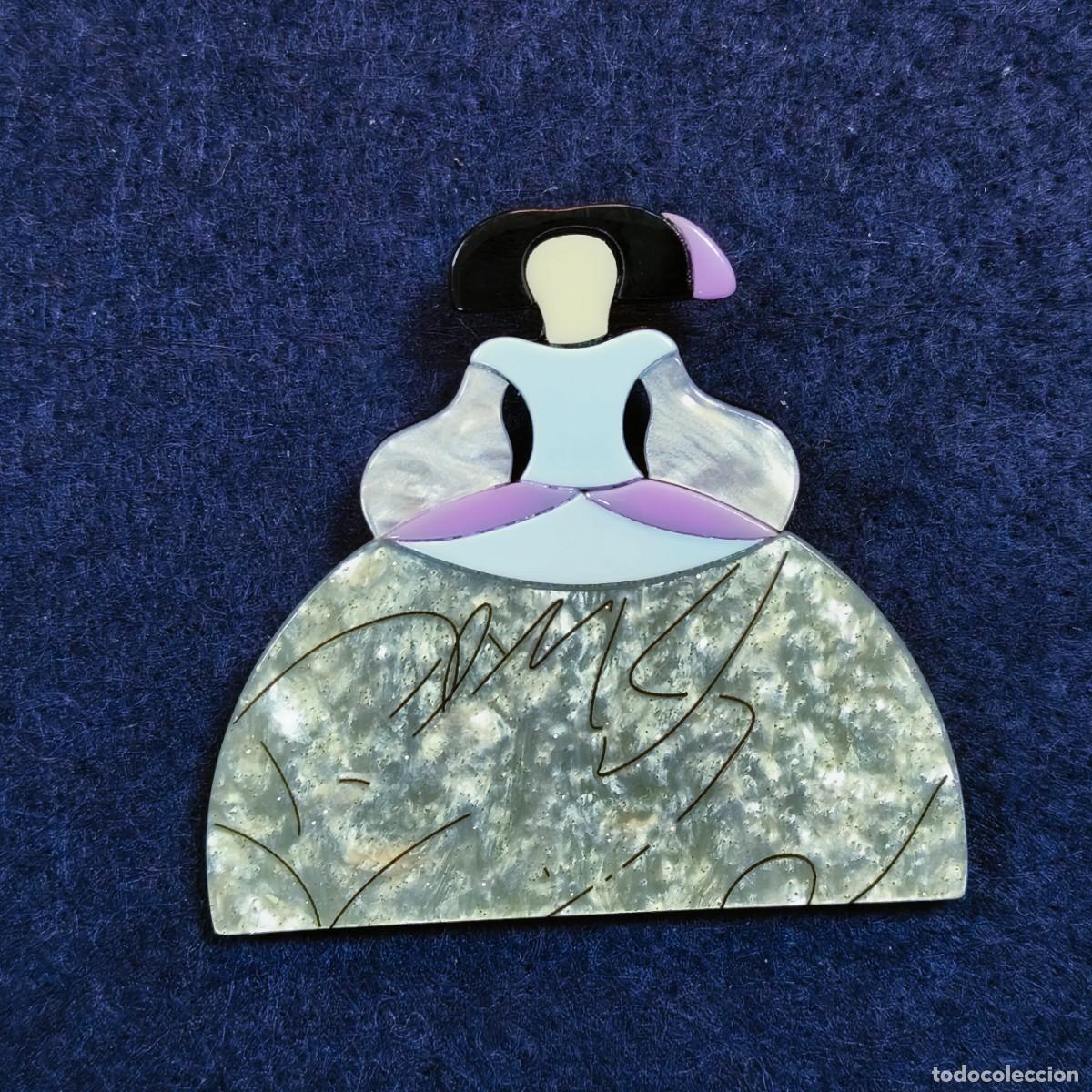 Jewelry: BROCHE MENINAS COLO VERDOSO. MED. 6 X 6 CMS