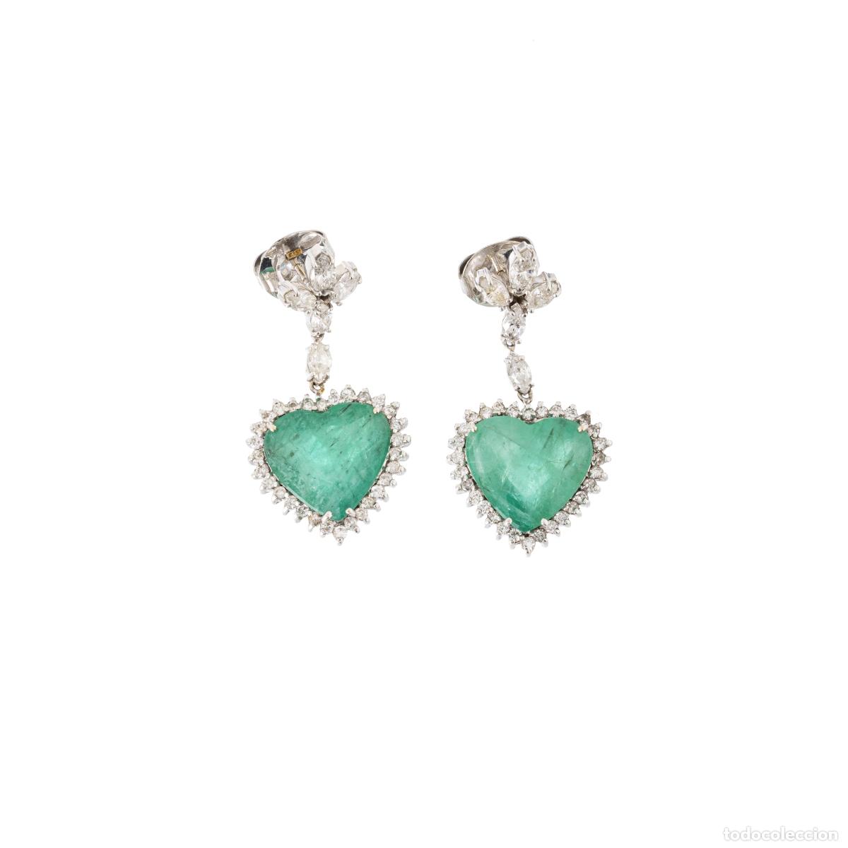 Joyeria: Par de pendientes de oro, diamantes y esmeraldas.