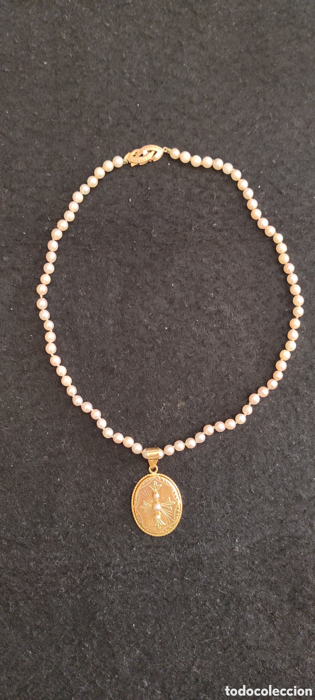 Joaillerie: Collar de perlas con medall&oacute;n y cierre de oro 18 kilates. Piedra en el cierre