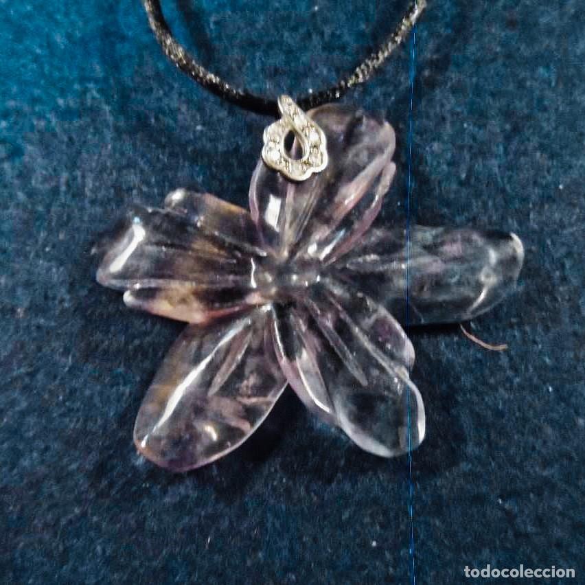 Joyeria: COLGANTE DE PLATA CON CIRCONITAS Y FLOR FLUORITA BANDAS VIOLETAS. MED. 60 X 65 MM. PLATA DE LEY