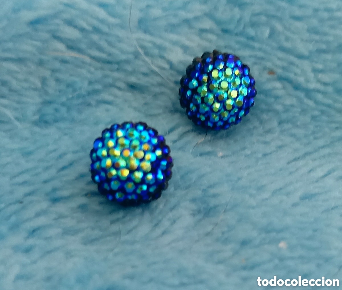 Joyeria: Originales pendientes de racimo de bot&oacute;n con tachuelas brillantes color azul oscuro con reflejos met