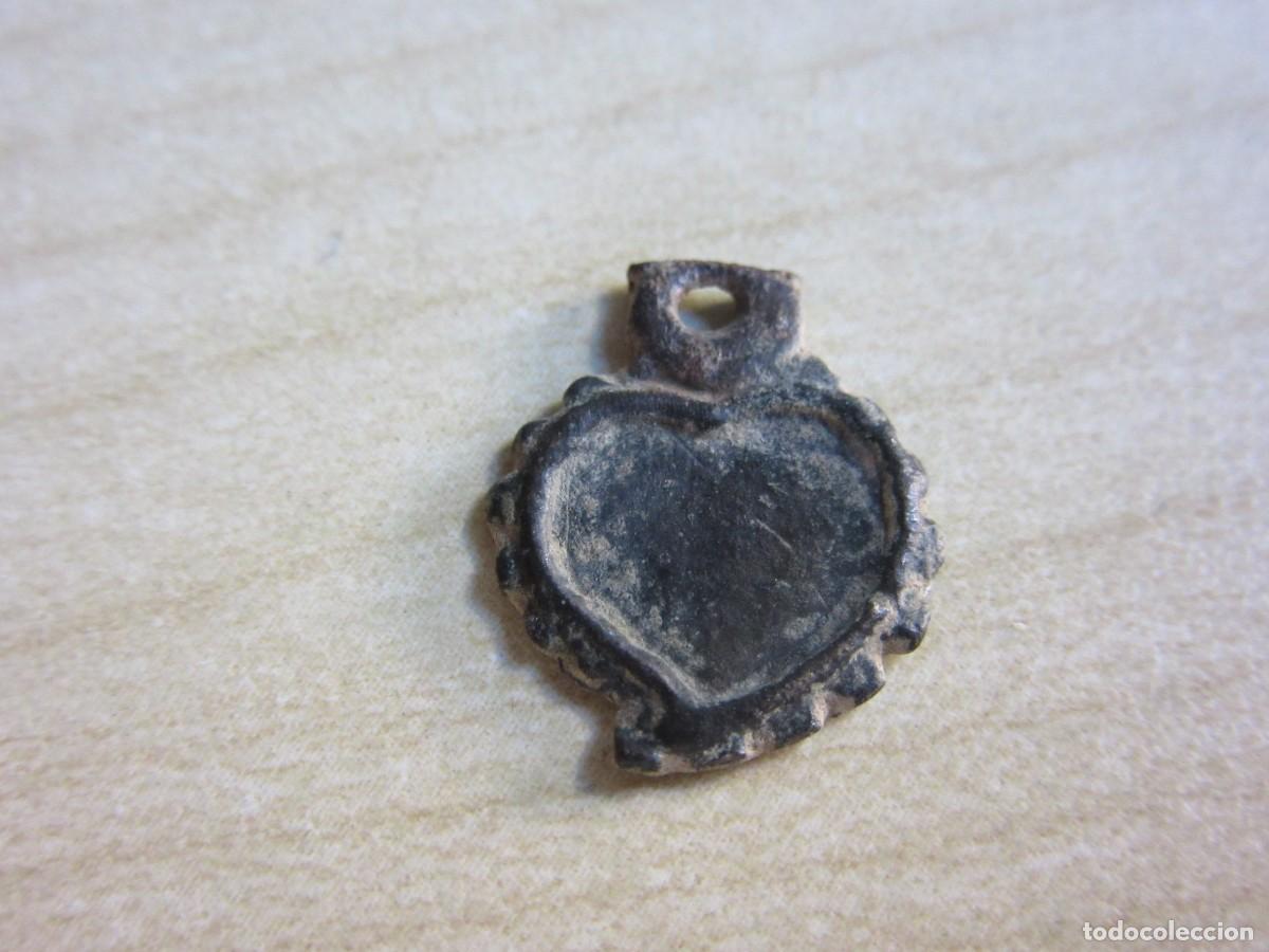 Joalharia: Antiguo colgante de bronce en forma de coraz&oacute;n Medidas 1,4 x 1,3 cm