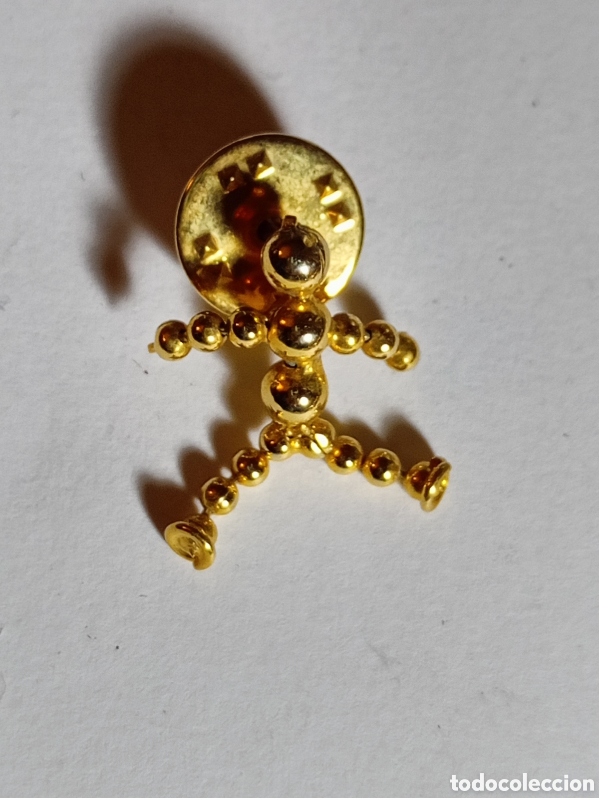 Gioielleria: Pin chapado oro gracioso mu&ntilde;eco de bolas a&ntilde;os 80