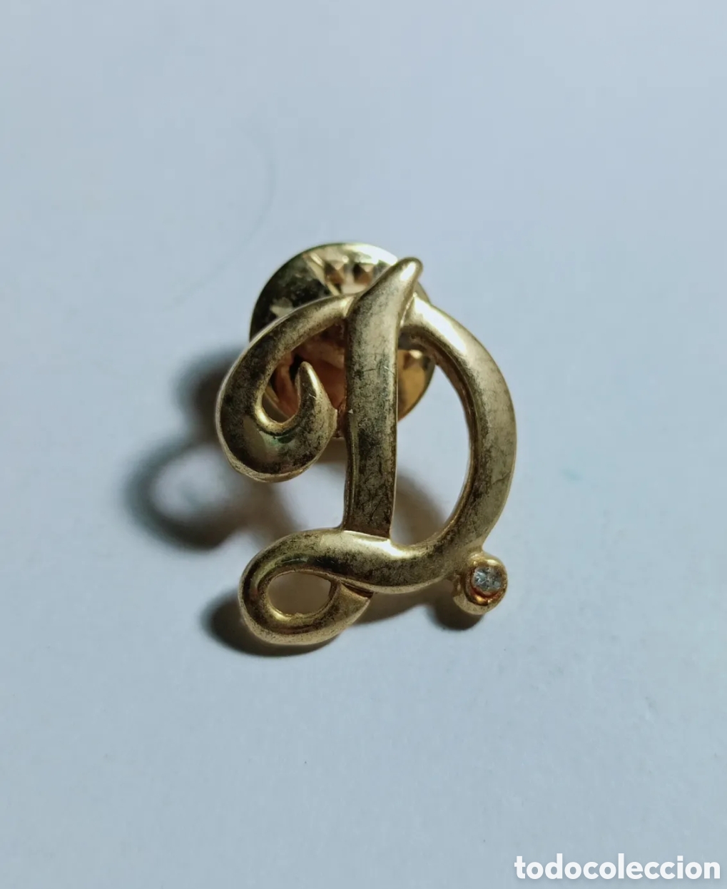Gioielleria: Antiguo Pin inicial letra D chapado oro con simil vintage a&ntilde;os 80