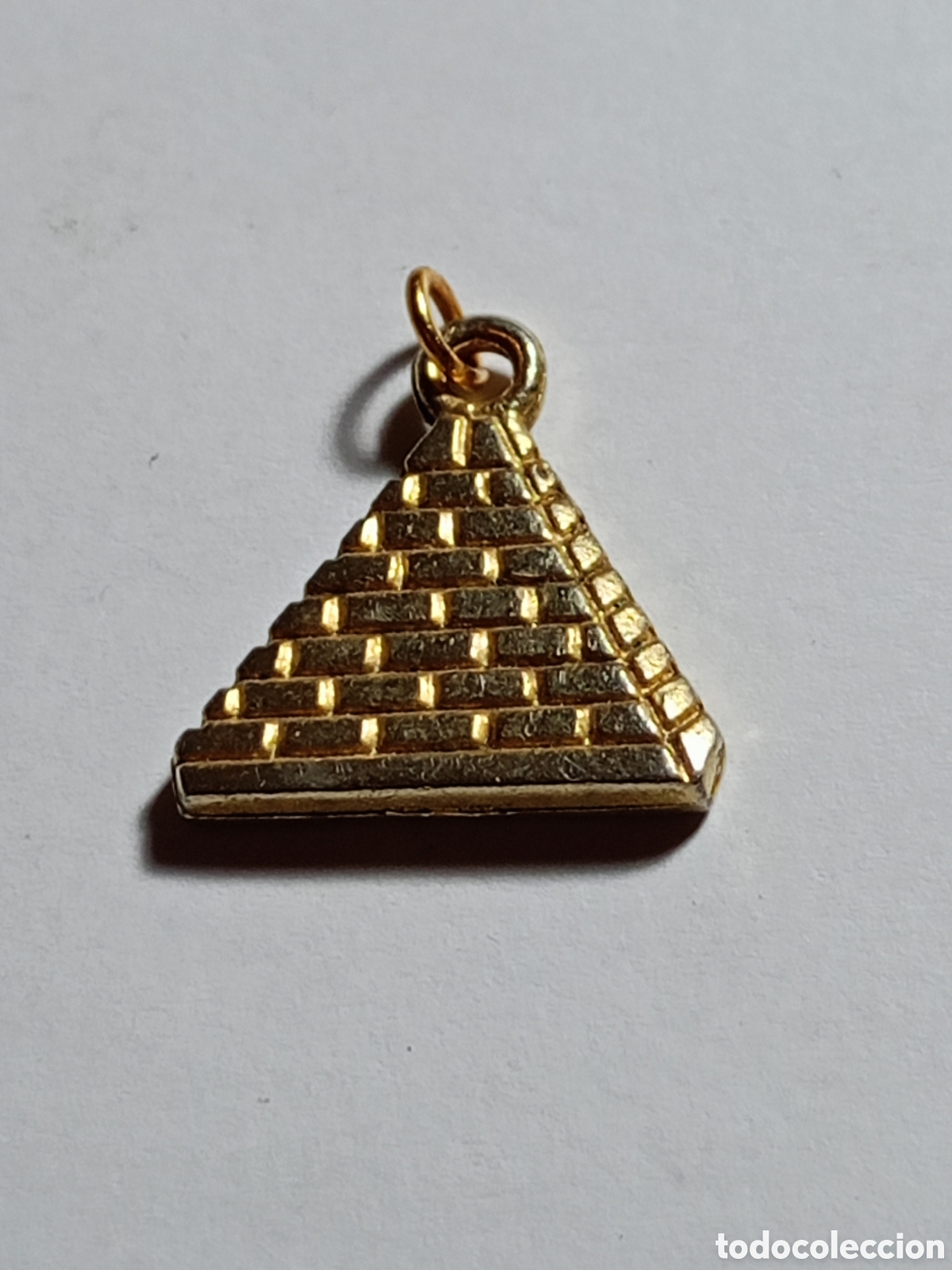 Gioielleria: Colgante amuleto pir&aacute;mide egipcia metal dorado