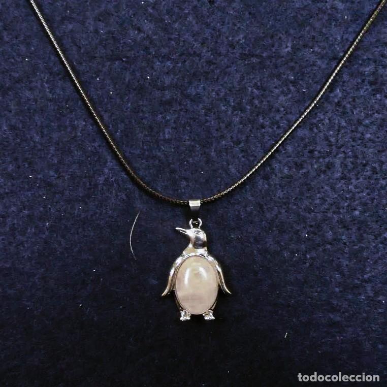 Gioielleria: COLGANTE PINGUINO DE ALPACA CON CABUJON CUARZO ROSA Y CORDON. MED. 45 X 25 MM ALPACA PLATEADA