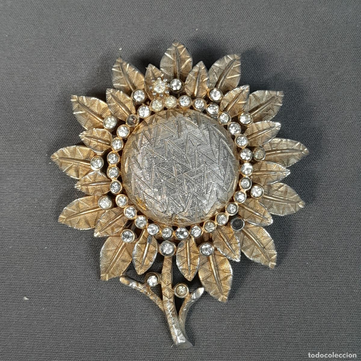 Joyeria: J-4412. RELOJ DE CUERDA/BROCHE &rdquo;CORO&rdquo;. DISE&Ntilde;O DE GIRASOL. 1960 CA.