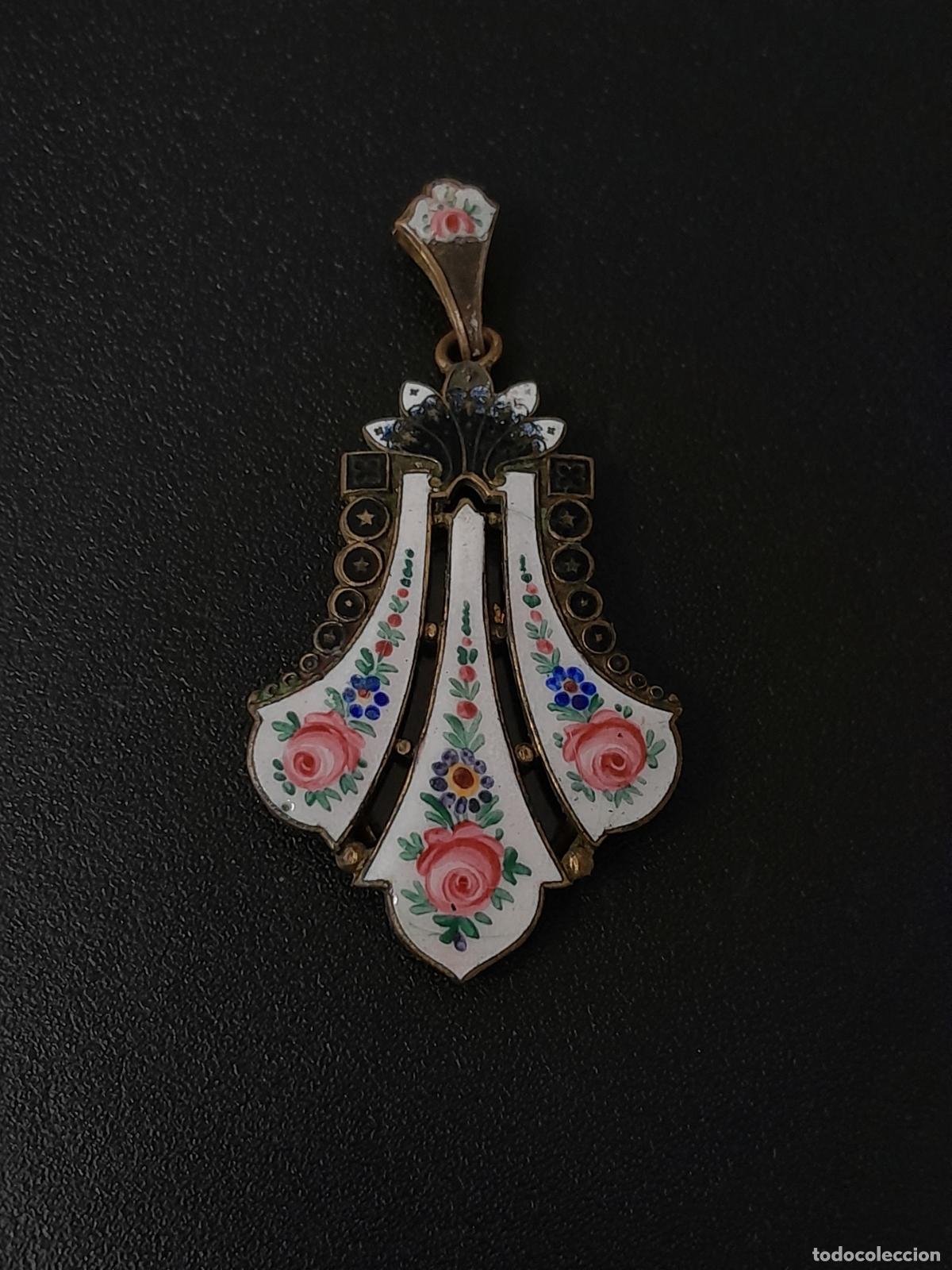 Joyeria: J-4414. COLGANTE RELICARIO EN METAL SOBREDORADO CON DECORACI&Oacute;N EN ESMALTE PINTADO. CA.1900