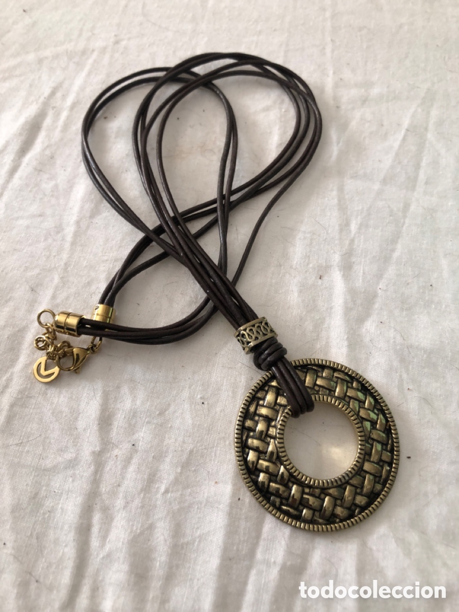 Joyeria: Collar Viceroy colgante dorado co cord&oacute;n de Cuero.