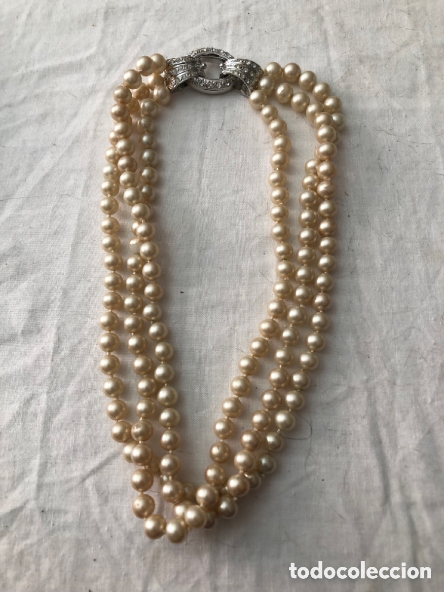 Joalharia: Collar de perlas vintage de m&uacute;ltiples hebras con cierre decorativo.