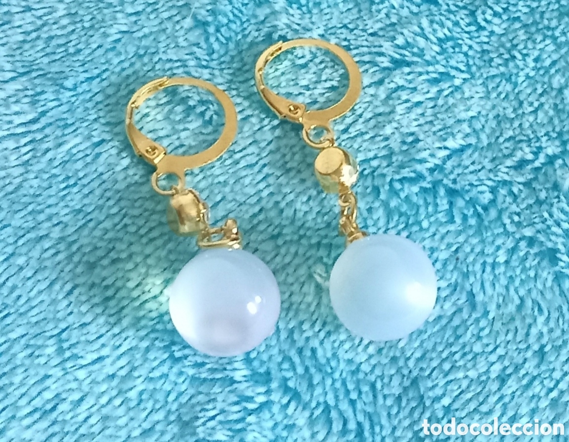 Jewelry: Originales pendientes dorados ojo de gato blanco (1cm bola). Muy bonitos