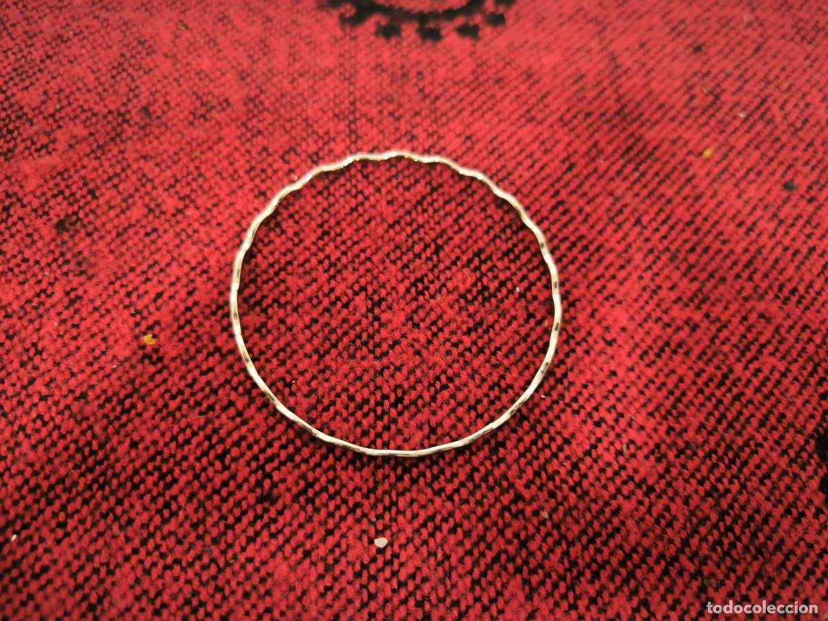 Joyeria: Pulsera Met&aacute;lica Plateada Con Dise&ntilde;o Ondulado &ndash; Elegancia Minimalista Atemporal