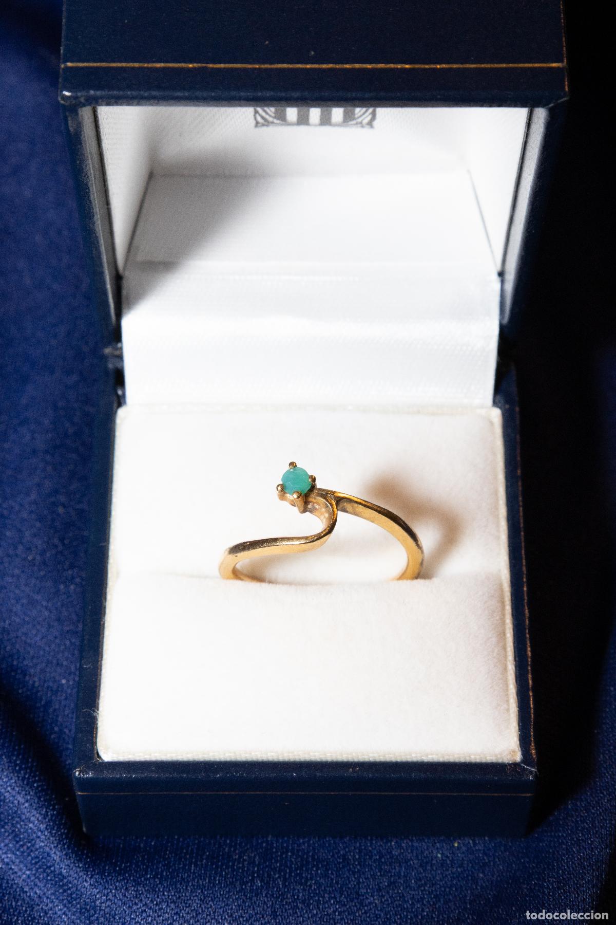 Joyeria: Anillo chapado en oro con piedra verde estilo solitario minimalista, dise&ntilde;o elegante y discreto.