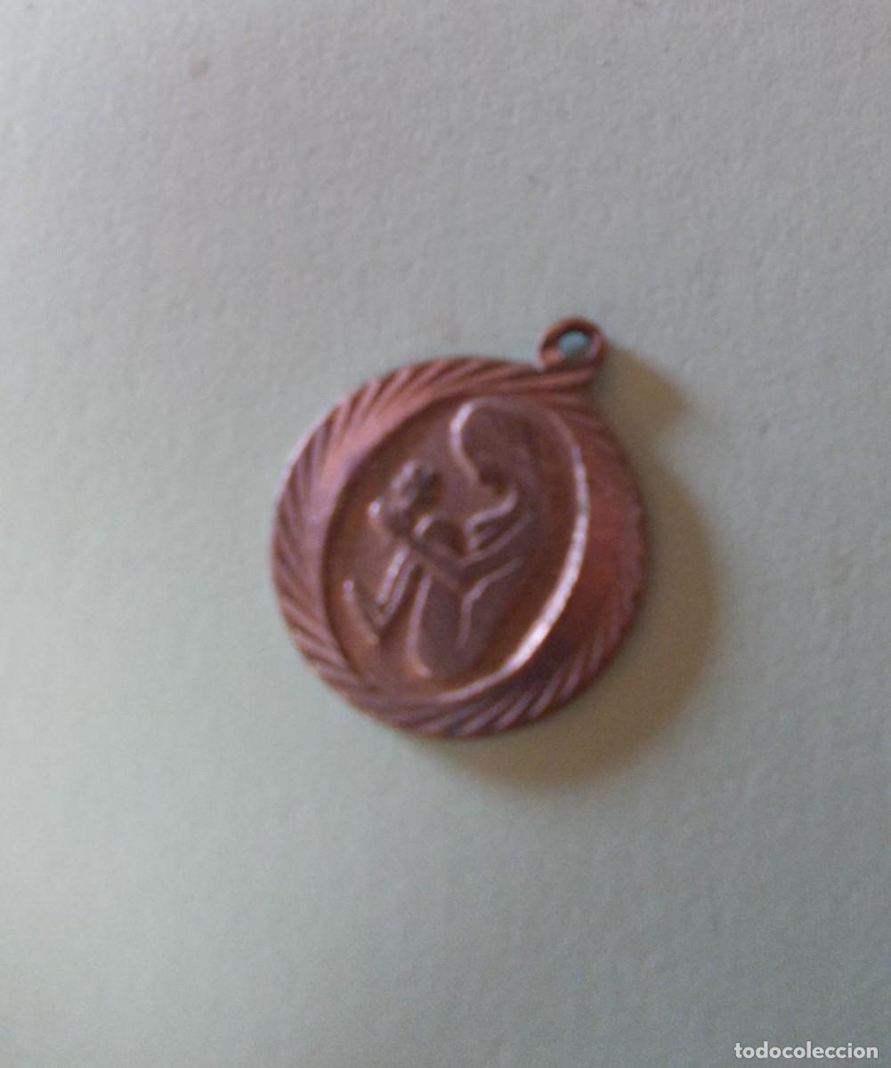 Joyeria: Colgante metal vintage Medalla Maternidad Estilo Modernista Mujer y flor en Relieve