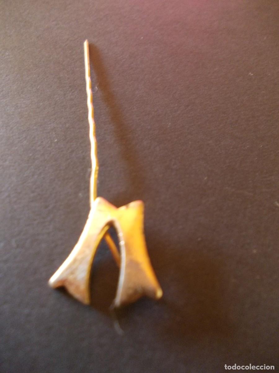 Schmuck: Alfiler Solapa Metal Dorado dise&ntilde;o forma de M Pasador Corbata Aguja Larga Estilo Vintage