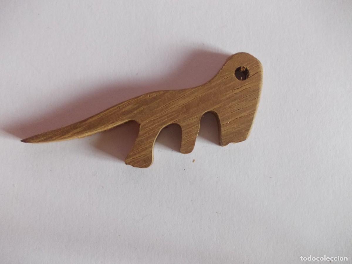 Joyeria: Colgante Madera Tallada Silueta Animal Dinosaurio Salamandra Dise&ntilde;o Artesanal Estilo Minimalista