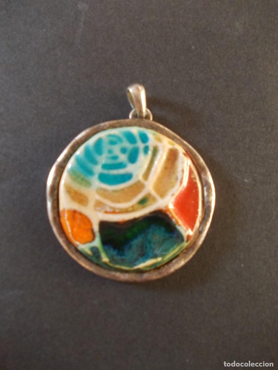 Joyeria: Colgante Medall&oacute;n Cer&aacute;mica Esmaltada Multicolores Metal Plateado Dise&ntilde;o Abstracto Estilo Modernista