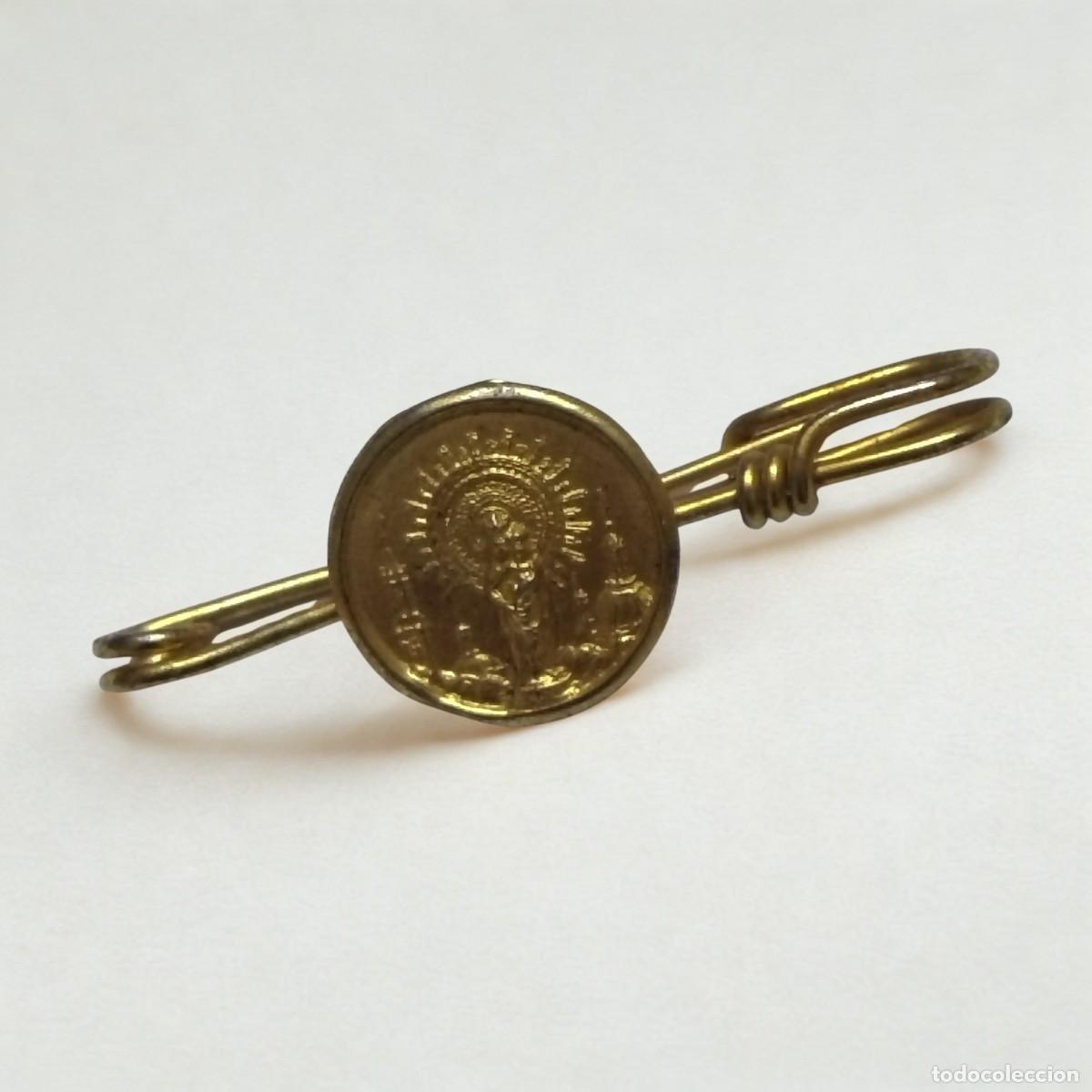 Joyeria: Alfiler Religioso Virgen del Pilar Vintage Broche Dorado Devocional Espa&ntilde;a 1960