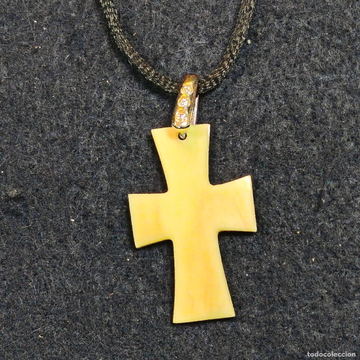 Joyeria: COLGANTE DE PLATA CON CIRCONITAS CON CRUZ EN HUESO MED.42 X 27 MM. PLATA DE LEY