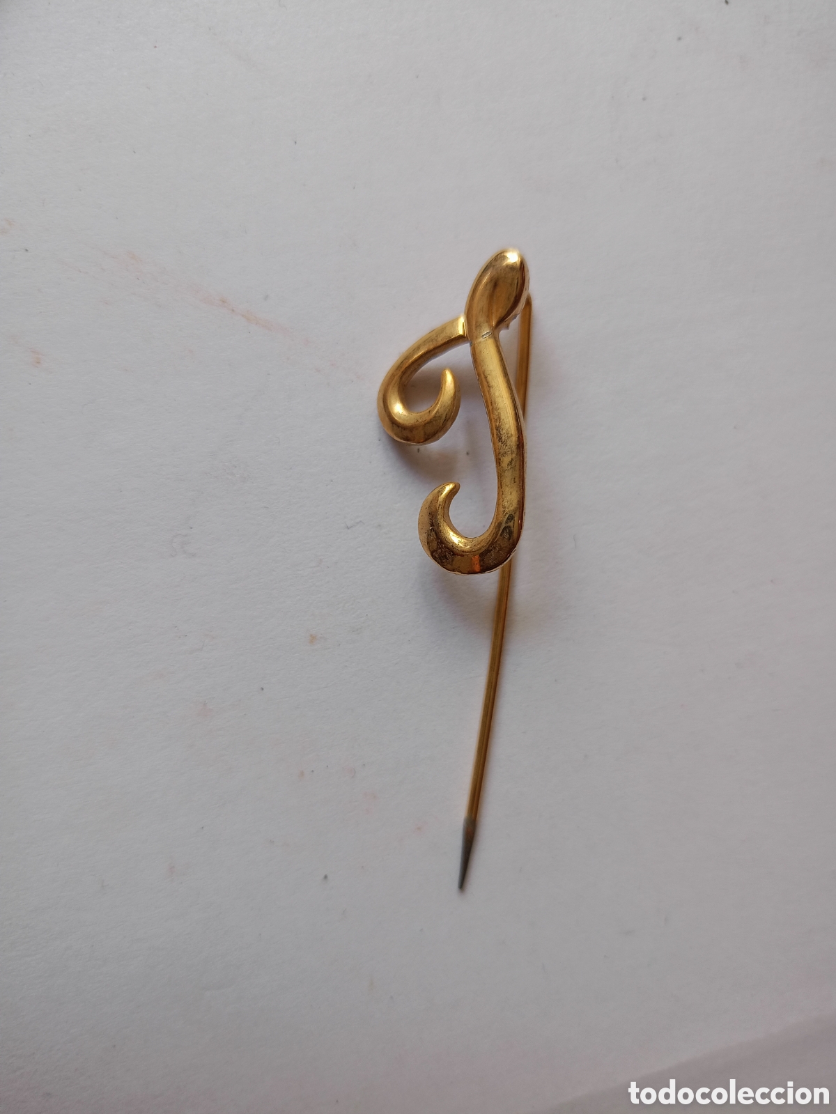 Jewelry: Antigua broche alfiler letra inicial J chapado oro vintage a&ntilde;os 80 sin tap&oacute;n