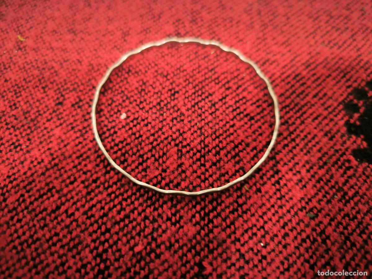 Joyeria: Pulsera Met&aacute;lica Plateada Ondulada &ndash; Dise&ntilde;o Minimalista Con Estilo Elegante