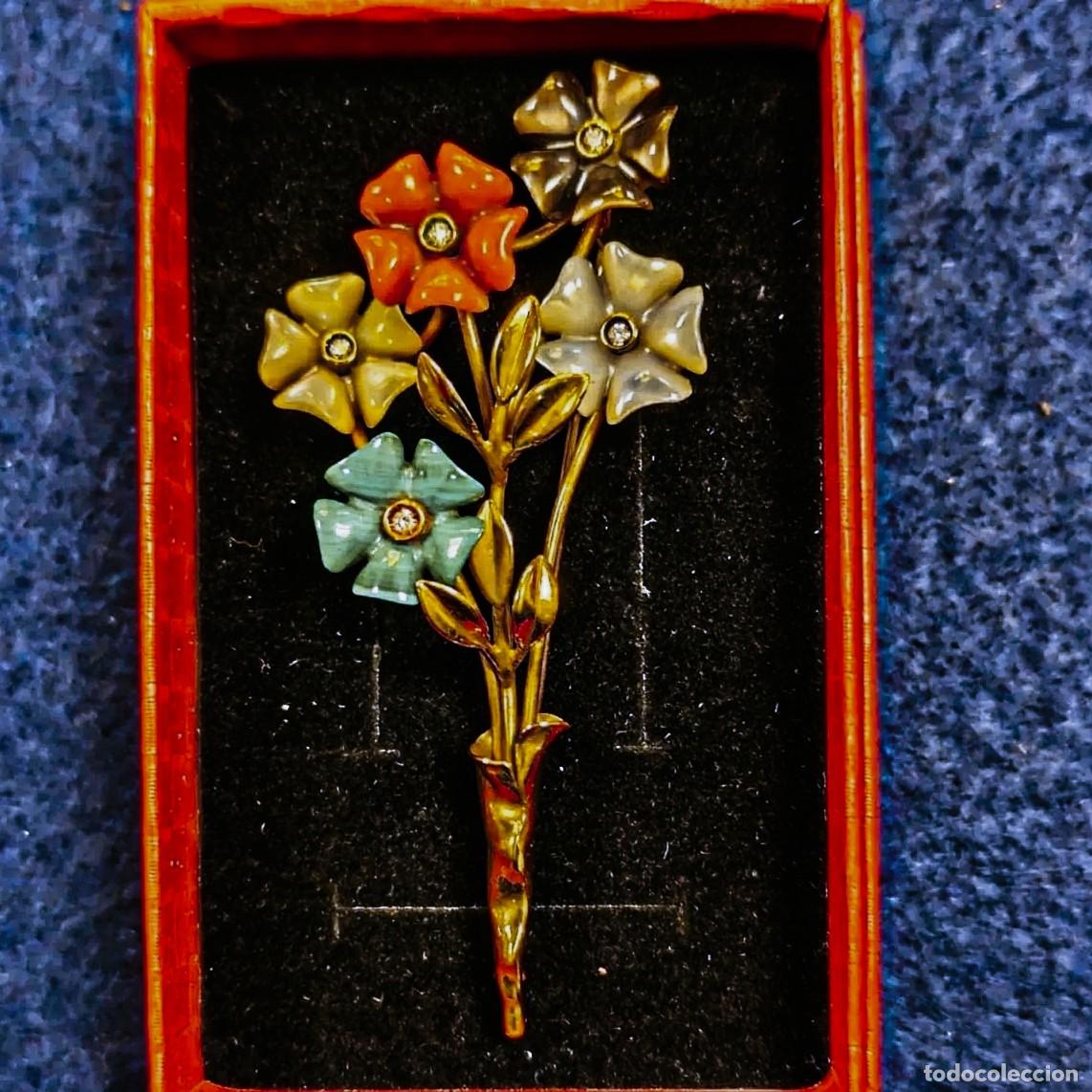 Joyeria: BROCHE RAMO EN ORO AMARILLO-BLANCO CON FLORES SEMIPRECIOSAS Y BTES 0,50 KTES. 18 KTES